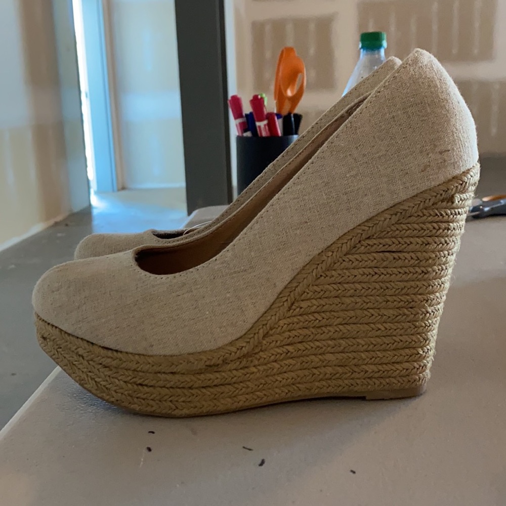 George heels - Picture 2 of 4
